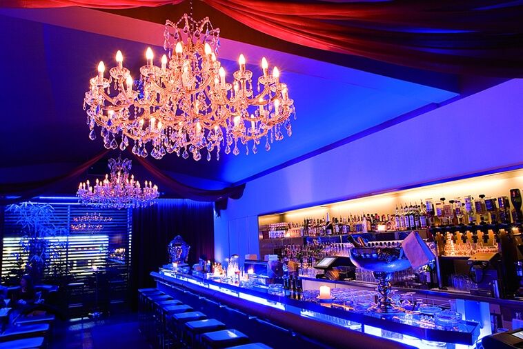  candelabru  din  cristal  in  stilul  clasic  Maria  Theresia  amplasat  cu  succes  intr-un  bar  elegant  