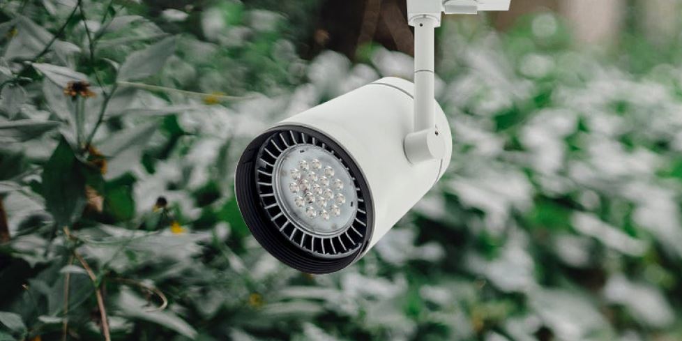 Iluminarea curții cu proiectoare LED: cele mai frecvente 3 greșeli