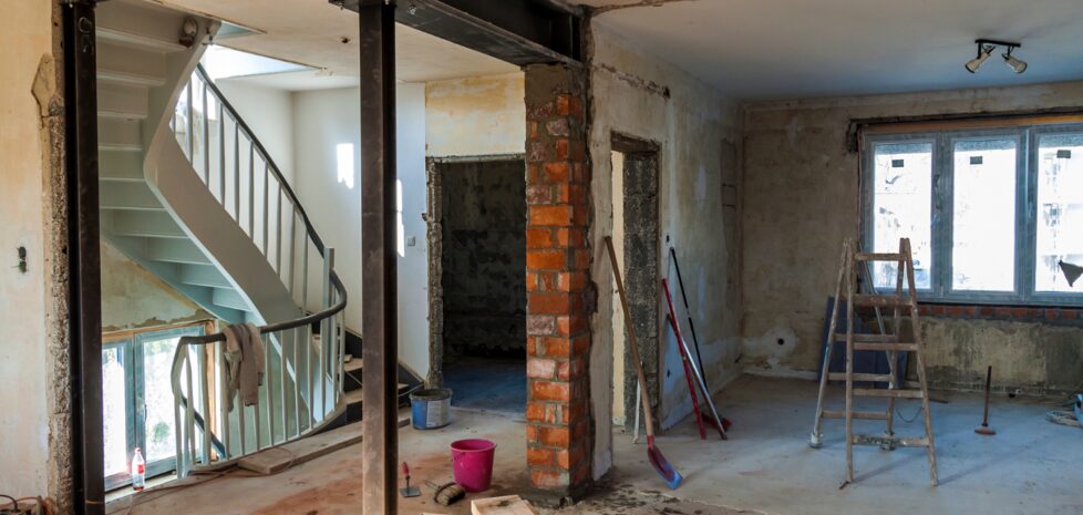 Renovarea unei case vechi: care sunt cele mai importante lucrari de facut?