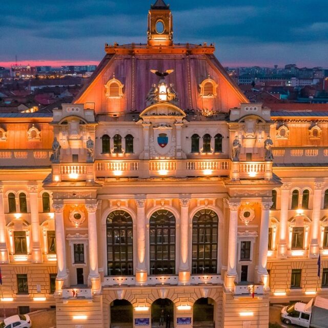 Iluminat interior si arhitectural la Primăria Oradea: o colaborare de succes în depășirea provocărilor arhitecturale
